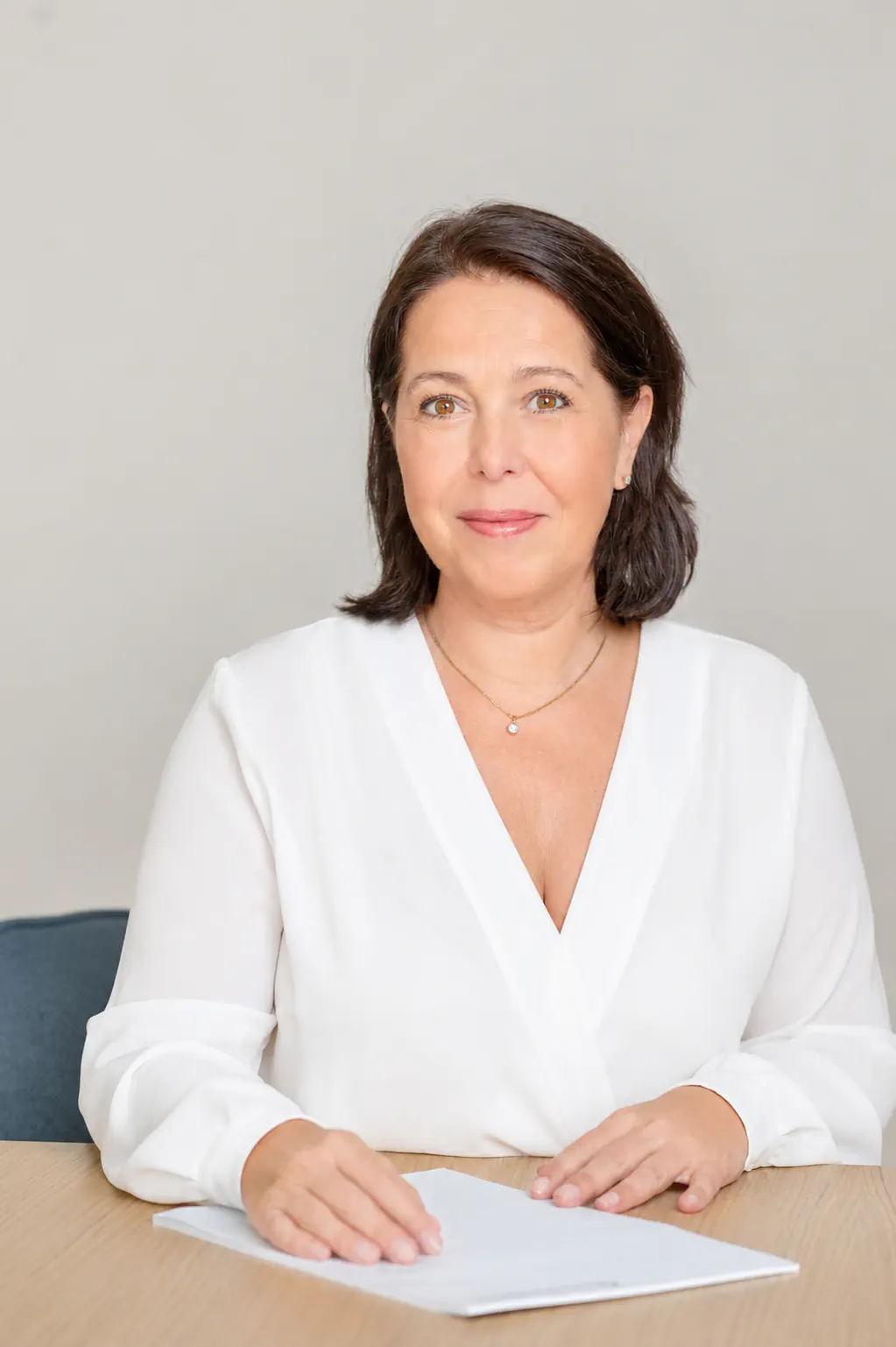 Nikoletta Kainzner am Schreibtisch