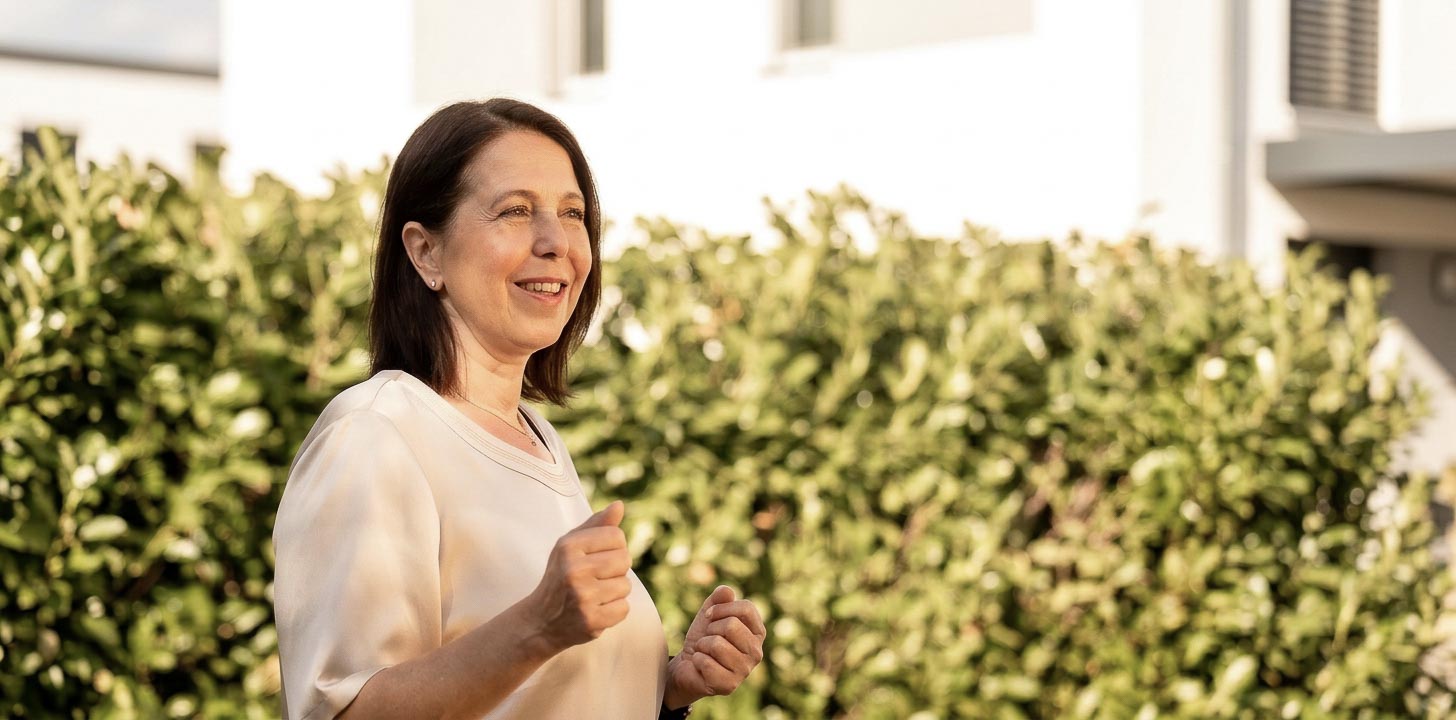 Nikoletta Kainzner bei einem Gespräch im Freien